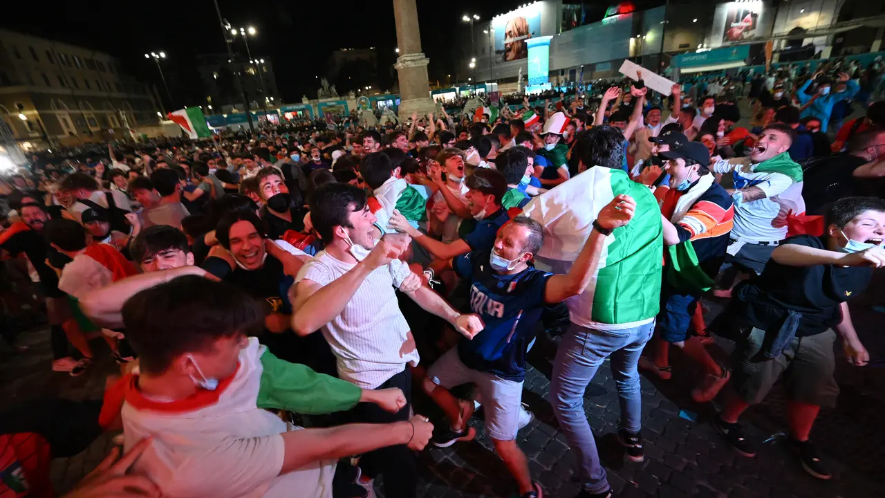 Euforia Fans Italia Rayakan Kemenangan atas Turki
