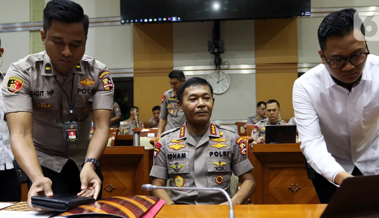 Kabareskrim Komjen Idham Azis bersiap menjalani Uji Kepatutan dan Kelayakan di Komisi III DPR, Kompleks Parlemen, Senayan, Jakarta, Rabu (30/10/2019). Idham Azis merupakan calon tunggal Kapolri yang ajukan Presiden Jokowi menggantikan Kapolri sebelumnya Tito Karnavian. (Liputan6.com/Johan Tallo)