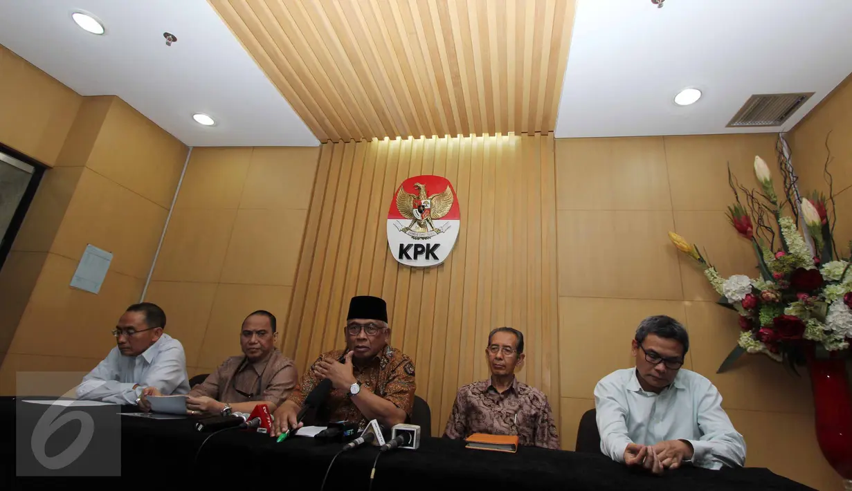 KPK menggelar konferensi pers di Gedung KPK, Jakarta, Selasa (23/6/2015). Ruki mengimbau para tahanan untuk tidak menggunakan isu penistaan agama agar permohonan penanggugan penahanannya diterima KPK. (Liputan6.com/Helmi Afandi)