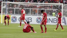 Para pemain Persija Jakarta tampak kecewa usai ditahan imbang Becamex Binh Duong pada laga Piala AFC di SUGBK, Jakarta, Selasa (26/2). Kedua klub bermain imbang 0-0. (Bola.com/M. Iqbal Ichsan)