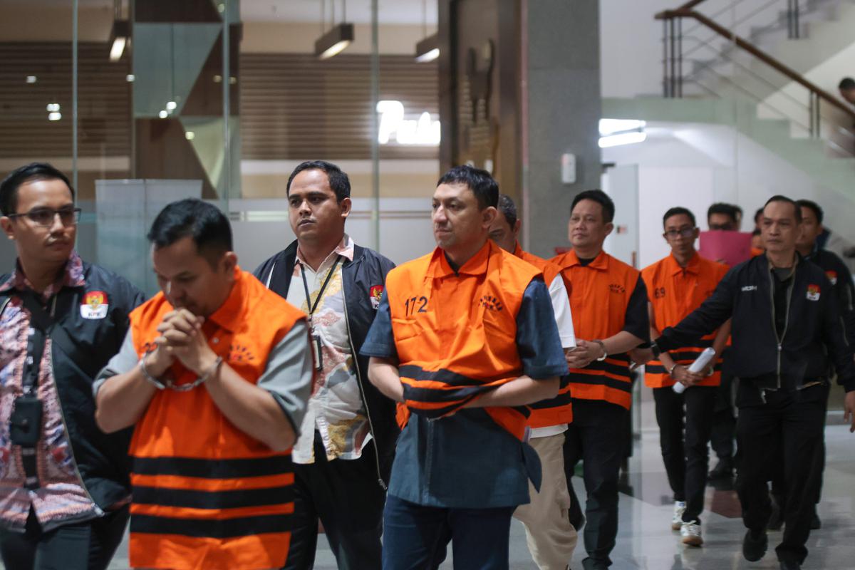 Delapan Tersangka Kasus HGB Keluar Gedung KPK