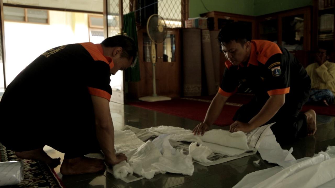 Persiapan Mengafani Jenazah