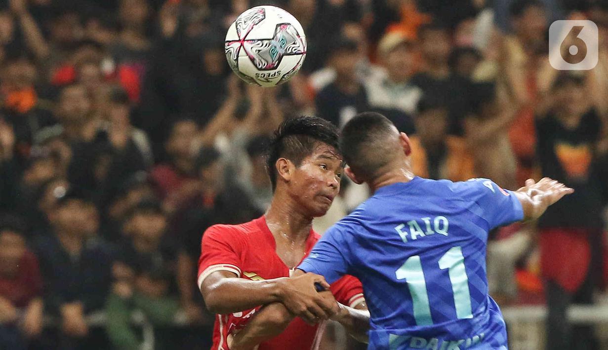 Pesepak bola Persija Jakarta Arya Salim menyundul bola dari pemain Chonburi FC  pada laga persahabatan dalam rangka peresmian Stadion Jakarta International Stadium (JIS) di Jakarta, Minggu (24/7/2022). Pertandingan berakhir imbang dengan skor 3-3. (Liputan6.com/Herman Zakharia)