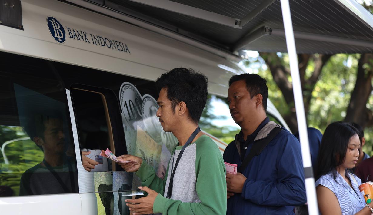 Bank Indonesia menyiapkan uang pecahan mulai dari Rp1.000, Rp2.000, Rp5.000, Rp10.000 hingga Rp20.000,-. Tampak dalam foto, warga antre untuk menukarkan uang di pelayanan mobil kas keliling Bank Indonesia di Stasiun Gambir, Jakarta, Senin (16/3/2026). (Kapanlagi.com/Budy Santoso)