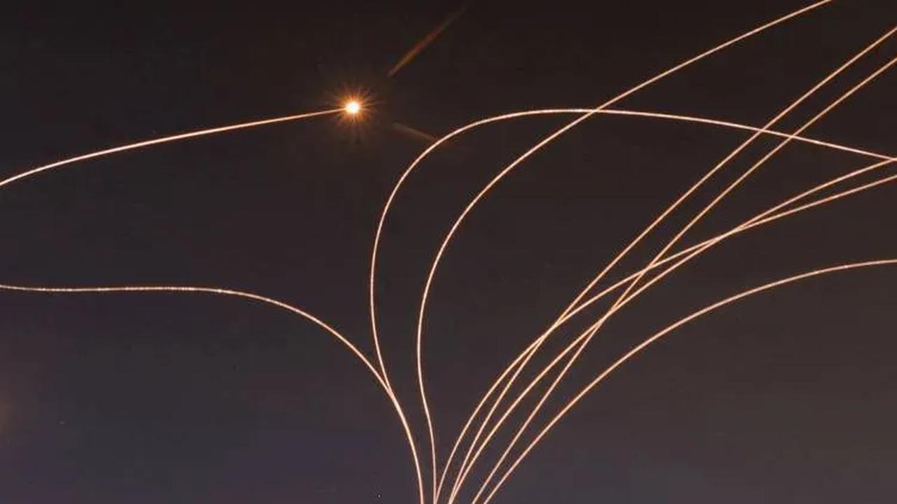 Hamas mengklaim ada rudal yang ditembakkan sebanyak 5.000 unit, sementara Israel menyebut ada 3.000 unit yang diluncurkan Hamas.