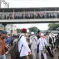 Peserta aksi 2 Desember memadati jembatan penyeberangan orang (JPO) di kawasan Pasar Baru, Jakarta, Jumat (2/12). Aksi berjalan lancar dan damai. (Liputan6.com/Helmi Afandi)