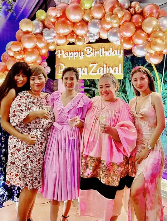 Sebelumnya, ia juga membagikan potret tulisan tangan ucapan ulang tahun dari kedua buah hatinya. "Tidak ada yg lebih ber arti bagi hidup ku selain mereka." tulis sebagai keterangan foto. (Instagram/alodyadesi)