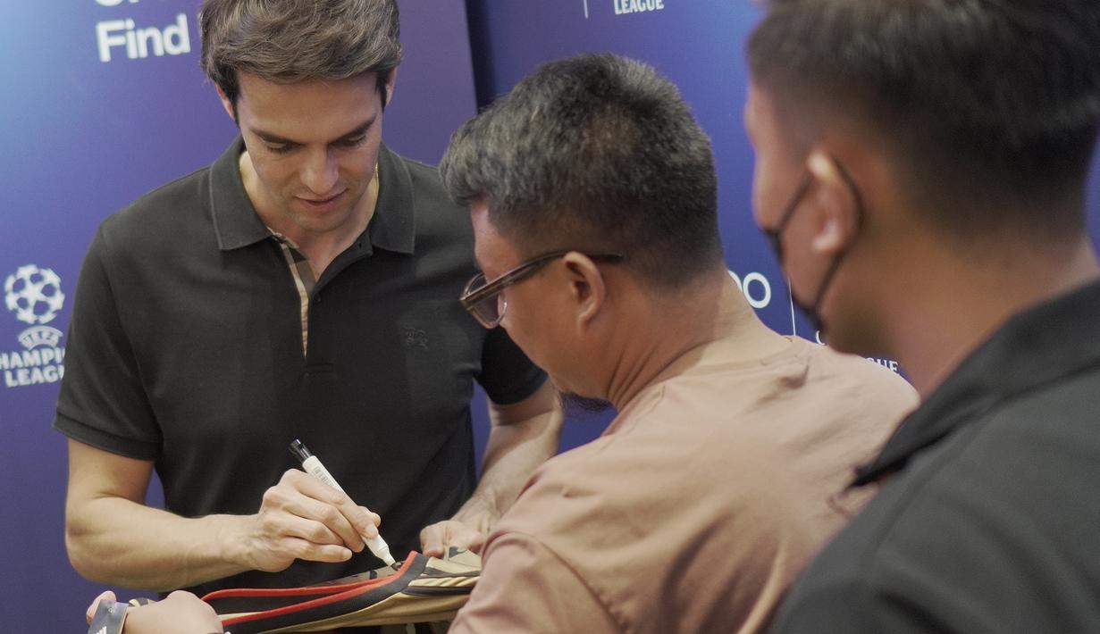 <p>Legenda timnas Brasil dan AC Milan, Kaka, menandatangani jersey milik seorang undangan makan malam spesial yang digelar pada Rabu (3/6/2023)&nbsp;malam hari WIB. (Bola.com/Okie Prabhowo)</p>