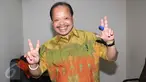 Terdakwa kasus suap SKK Migas dan Kementerian ESDM, Sutan Bhatoegana berpose sebelum mengikuti sidang pembacaan pledoi di Pengadilan Tipikor, Jakarta, Senin (10/8/2015). (Liputan6.com/Helmi Afandi)