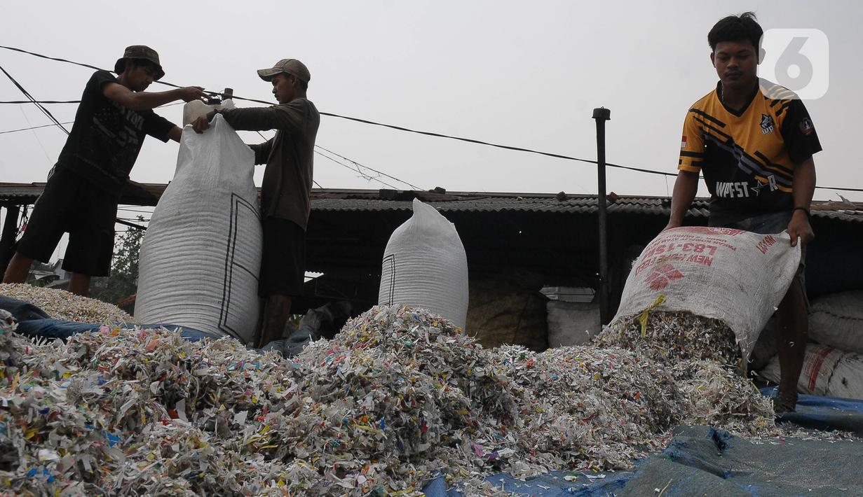 Bahan baku plastik yang sudah dicacah dijual dengan harga Rp 7000 hingga Rp 8000. (merdeka.com/Imam Buhori)