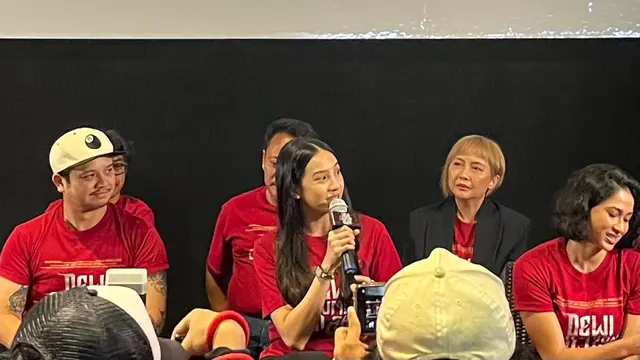 Anya Geradine, memegang mic dalam konferensi pers trailer & poster film Dewi Siluman Ular. (Liputan6.com/Afradhiya N. R)