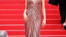 Penampilan ikonis lain seleb yang menggunakan hooded gown adalah Alessandra Ambrosio. Ia mengenakan gaun tudung dari Elie Saab di Cannes Film Festival 2023. Foto: Instagram.