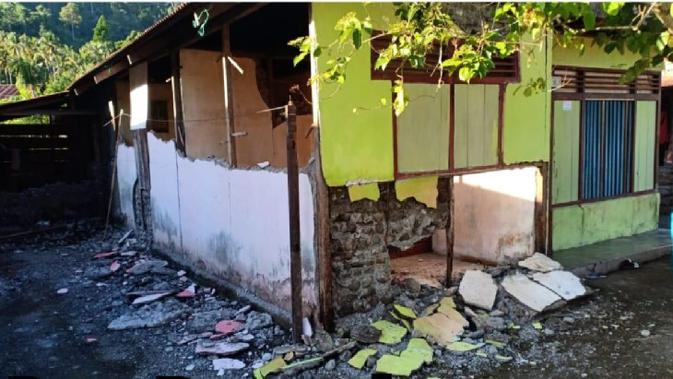 Gempa Halmahera Selatan, Maluku Utara menerjang permukiman di Desa Papaceda. (Dok Badan Nasional Penanggulangan Bencana/BNPB)