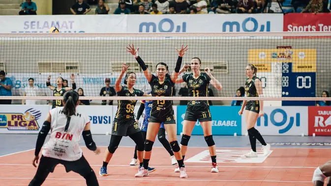 <p>Yolla Yuliana bersama anggota tim Jakarta Electric PLN (JEP) saat berlaga di PLN Mobile Proliga 2024 melawan tim Jakarta BIN, pada Kamis (9/5/2024) siang (Dok. Pribadi Bowo_motret / Nefri Inge)</p>