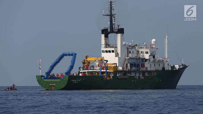 KM Baruna Jaya I Jakarta melakukan pencarian jatuhnya pesawat Lion Air JT 610 di perairan Karawang, Jawa Barat Rabu (31/10). Hari ke-3 pencarian diduga adanya temuan benda logam sepanjang 20 meter yang terdeteksi sonar KRI Rigel. (Merdeka.com/Imam Buhori)