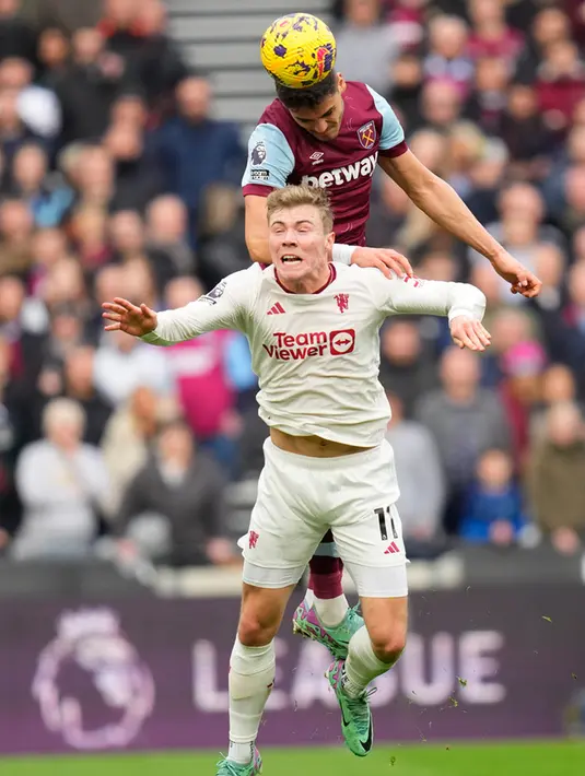 Main di kandang sendiri, West Ham United langsung menelan Manchester United. Mereka nyaris unggul cepat pada menit kelima lewat sepakan Emerson. Beruntung bagi Setan Merah, kiper Andre Onana masih bisa membendung tendangan voli Emerson itu. (AP Photo/Kirsty Wigglesworth)