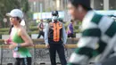 Petugas Dinas Perhubungan (Dishub) memantau aktivitas warga yang mengikuti Car Free Day (CFD) Jakarta dengan mengenakan masker di tengah sebaran abu vulkanik. (KLY/Budy Santoso)