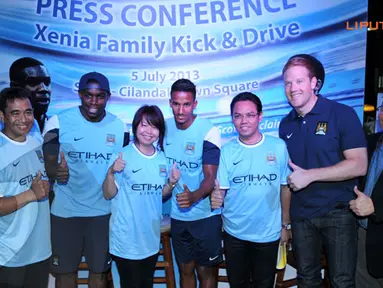 Micah Richards dan Scott Sinclair foto bersama dengan para penggemar Manchester City Indonesia (Liputan6.com/Helmi Fithriansyah)