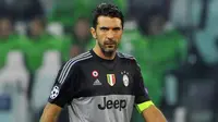 Ekspresi penjaga gawang Juventus, Gianlugi Buffon, setelah timnya kalah 1-2 melawan Inter Milan pada laga derby D'Italia, Minggu (18/9/2016). (AFP)