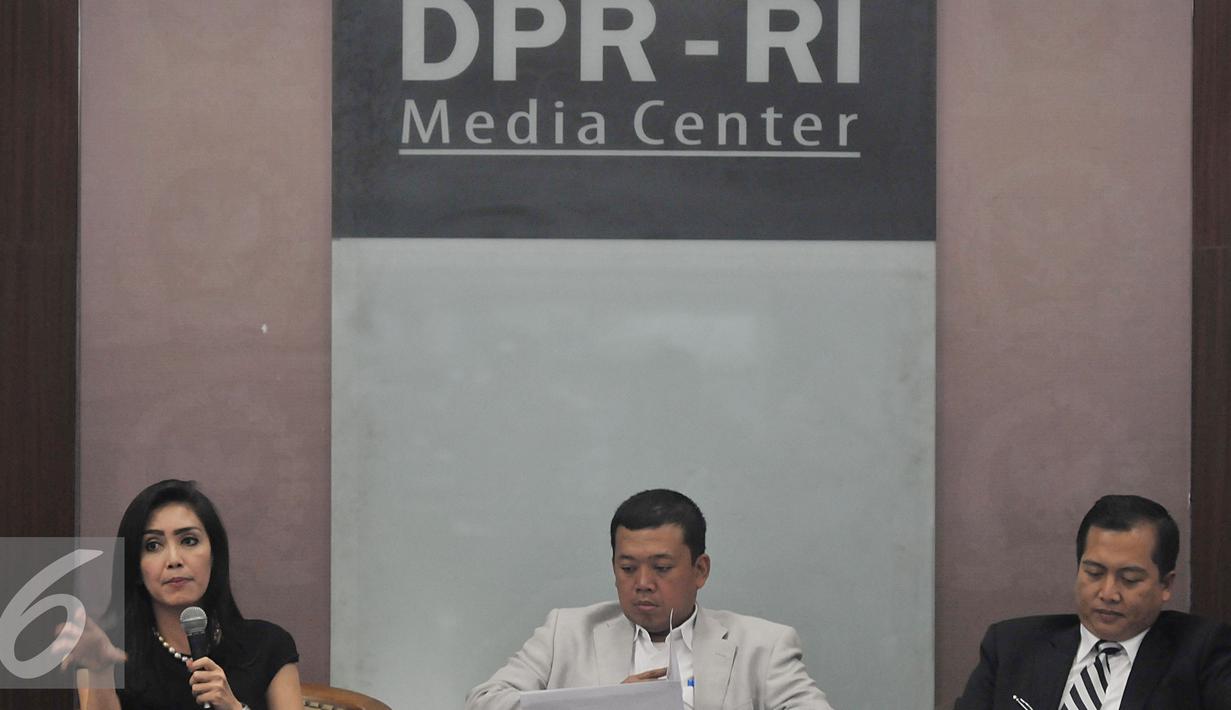 (ki-ka) Komisi 9 DPR RI Rieke Dyah Pitaloka, Kepala BNP2TKI, Nusron Wahid, Direktur Perlindungan WNI Kementrian Luar Negeri RI, Lallu Muhammad Iqbal saat mmenjadi pembicara diskusi, di Jakarta, Selasa (9/2). (Liputan6.com/Johan Tallo)