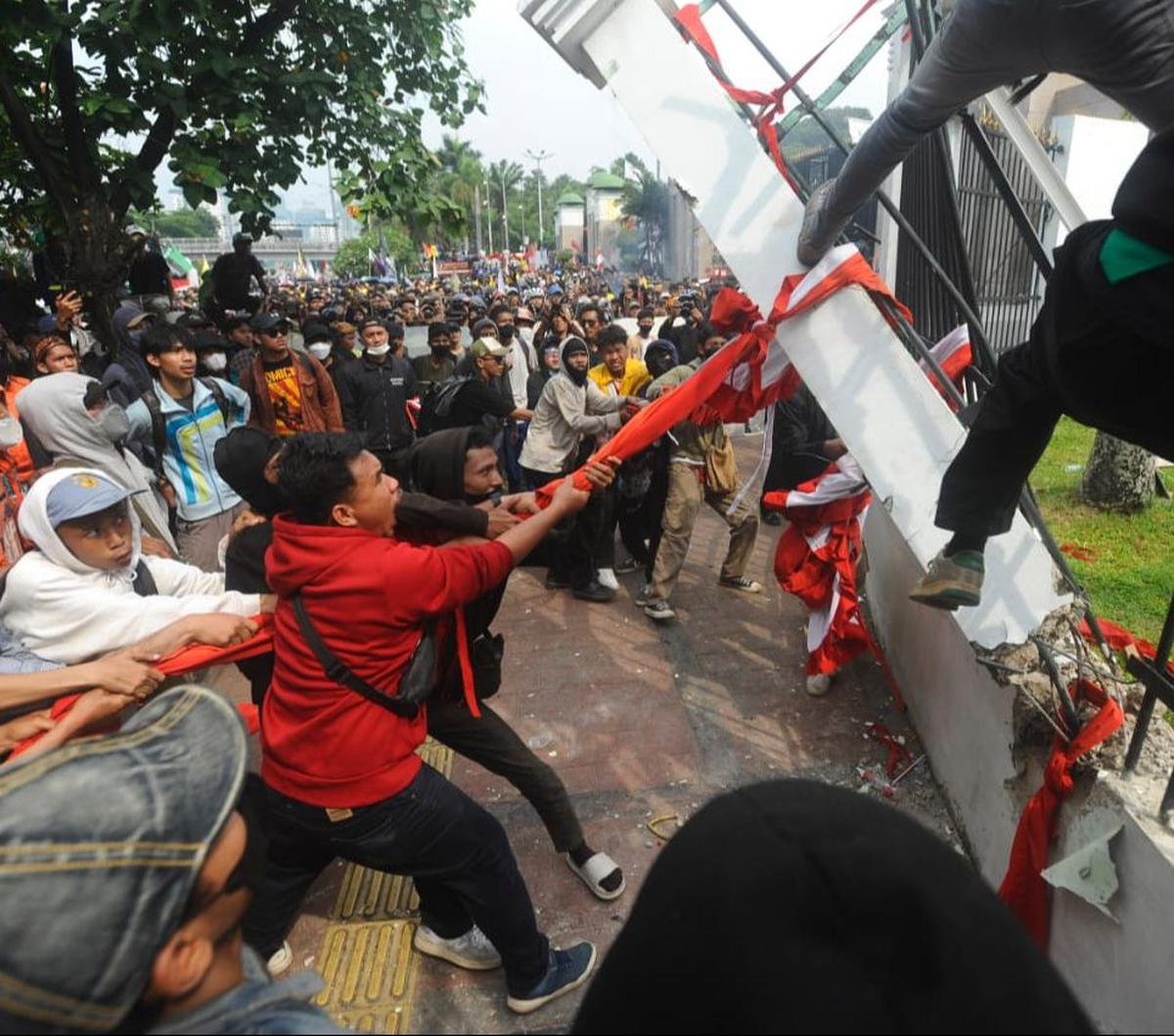 Sekelompok massa pendemo meluapkan kemarahannya saat berunjuk rasa menolak pengesahan revisi UU Pilkada di Gedung DPR, Jakarta, pada Kamis (22/8/2024). Mereka nekat merobohkan tembok dan pagar gedung parlemen tersebut.&nbsp;Foto: Merdeka.com/Arie Basuki