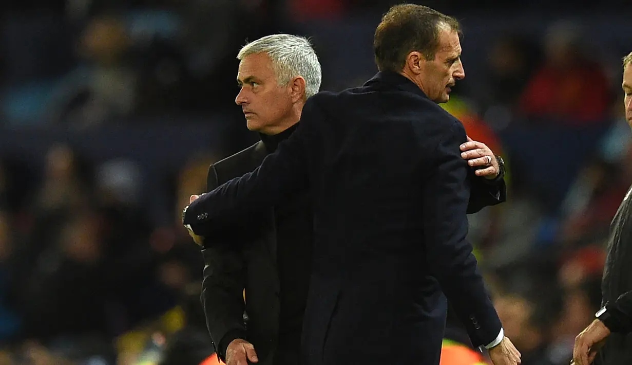 Pelatih Manchester United, Jose Mourinho berpelukan dengan pelatih Juventus, Massimiliano Allegri usai pertandingan grup H Liga Champions di Old Trafford, Inggris (23/10). Juventus menang atas MU 1-0 berkat gol Paulo Dybala. (AFP Photo/Oli Scarff)