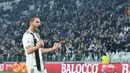Bek Juventus, Leonardo Bonucci, melakukan selebrasi usai membobol gawang Frosinone pada laga Serie A di Stadion Allianz, Turin, Jumat (15/2). Juventus menang 3-0 atas Frosinone. (AP/Alessandro Di Marco)