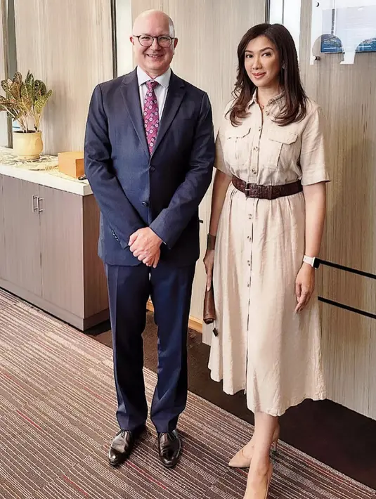 Paduan maxi dress tampil begitu elegan dengan kombinasi sepatu bernuansa beige. [Foto: Instagram/ Fifi Aleyda Yahya]