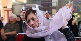 Aktris senior Cut Keke tak bisa lagi menahan air matanya. Kala ia datang di rumah duka Renita Sukardi. Sebagai sahabat, ia sangat menyesal lantaran belum bisa menjenguk. (Nurwahyunan/Bintang.com)