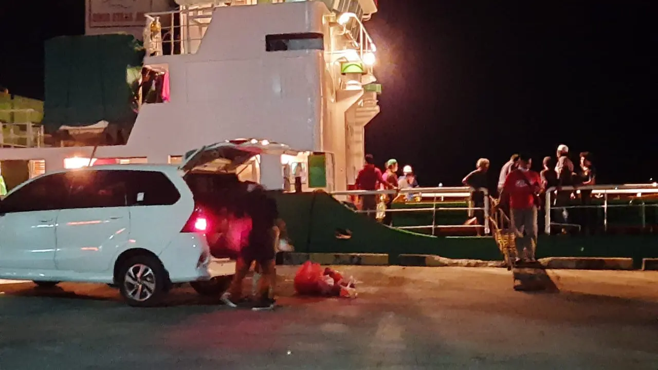 Bahan Peledak jenis ammonium nitrat di Pelabuhan Bungkutoko Kendari, saat masuk di wilayah Sultra.(Liputan6.com/Ahmad Akbar Fua/Kendari)