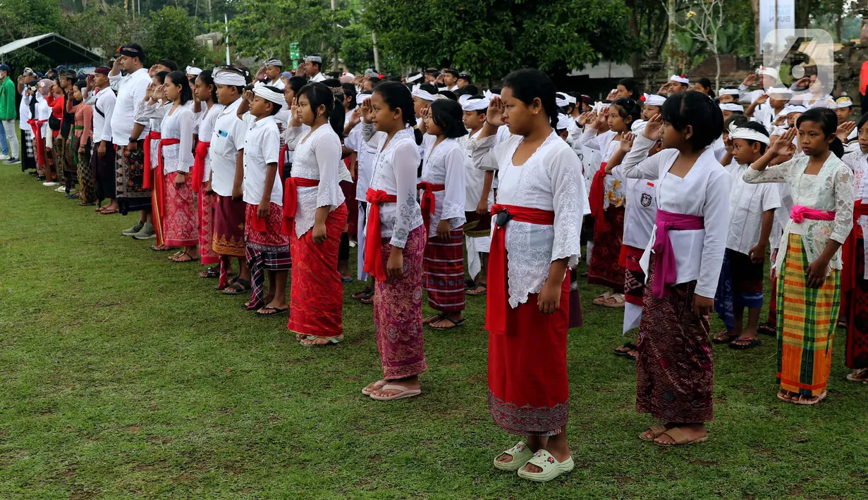 Peserta antusias mengikuti upacara peringatan detik-detik Proklamasi di halaman Tugu Pahlawan Banjar Penglipuran, Kabupaten Bangli, Bali, Kamis (17/8/2023). (Liputan6.com/Helmi Fithriansyah)