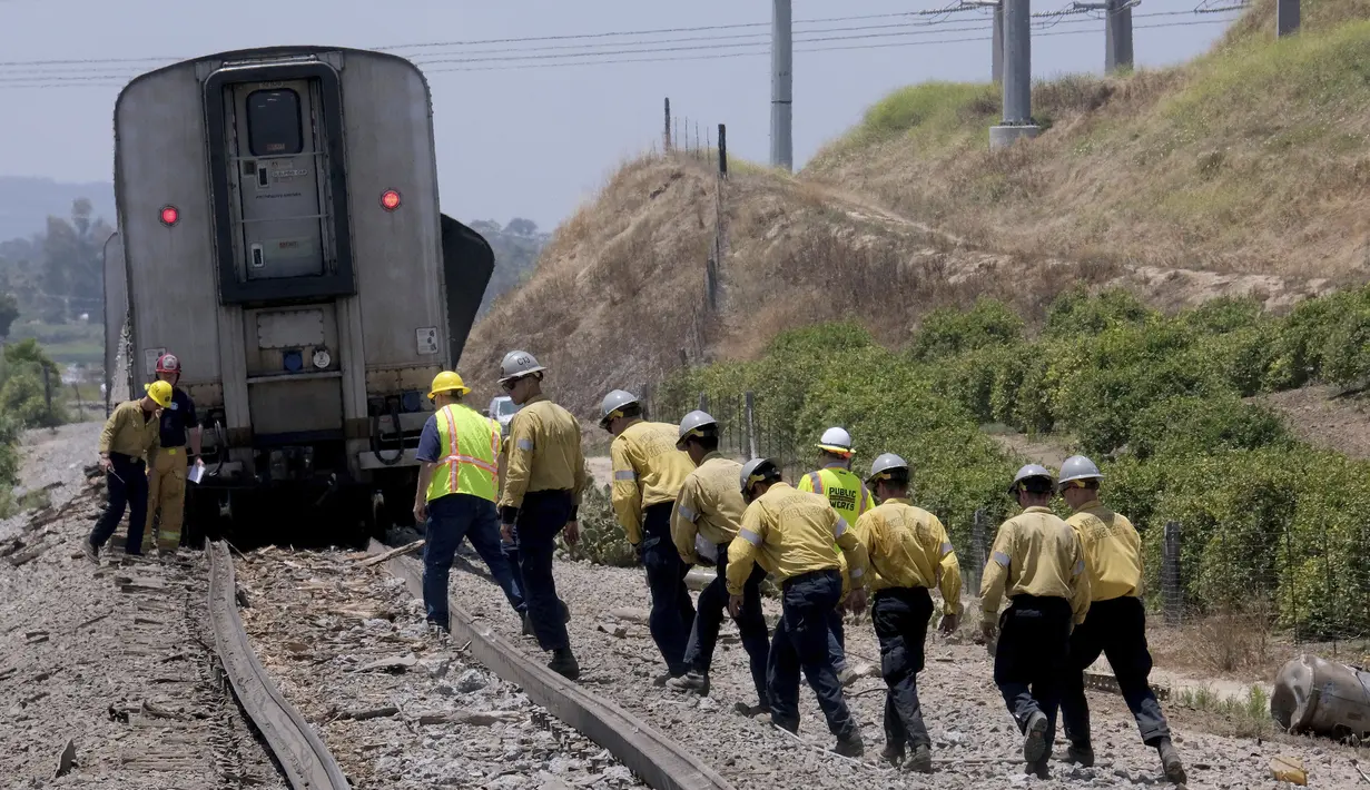 Sebagian besar penumpang dapat turun dari gerbong kereta sendiri atau dengan bantuan dari petugas pertolongan pertama. (Dean Musgrove/The Orange County Register via AP)