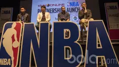 CMO KMK Online, Prami Rachmiadi (kanan) dan tokoh basket Indonesia mengumumkan kerjasama antara EMTEK dan NBA di Plaza Senayan, Jakarta, Rabu (3/5/2017). (Bola.com/Vitalis Yogi Trisna)