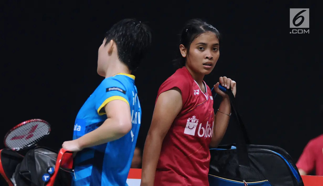 Tunggal putri Indonesia, Gregoria Mariska Tunjung (kanan) saat melawan Goh Jin Wei (Malaysia) pada babak pertama Indonesia Masters 2018 di Istora Senayan, Jakarta, Rabu (24/1). Gregoria kalah 14-21, 21-19, 12-21. (Liputan6.com/Helmi Fithriansyah)