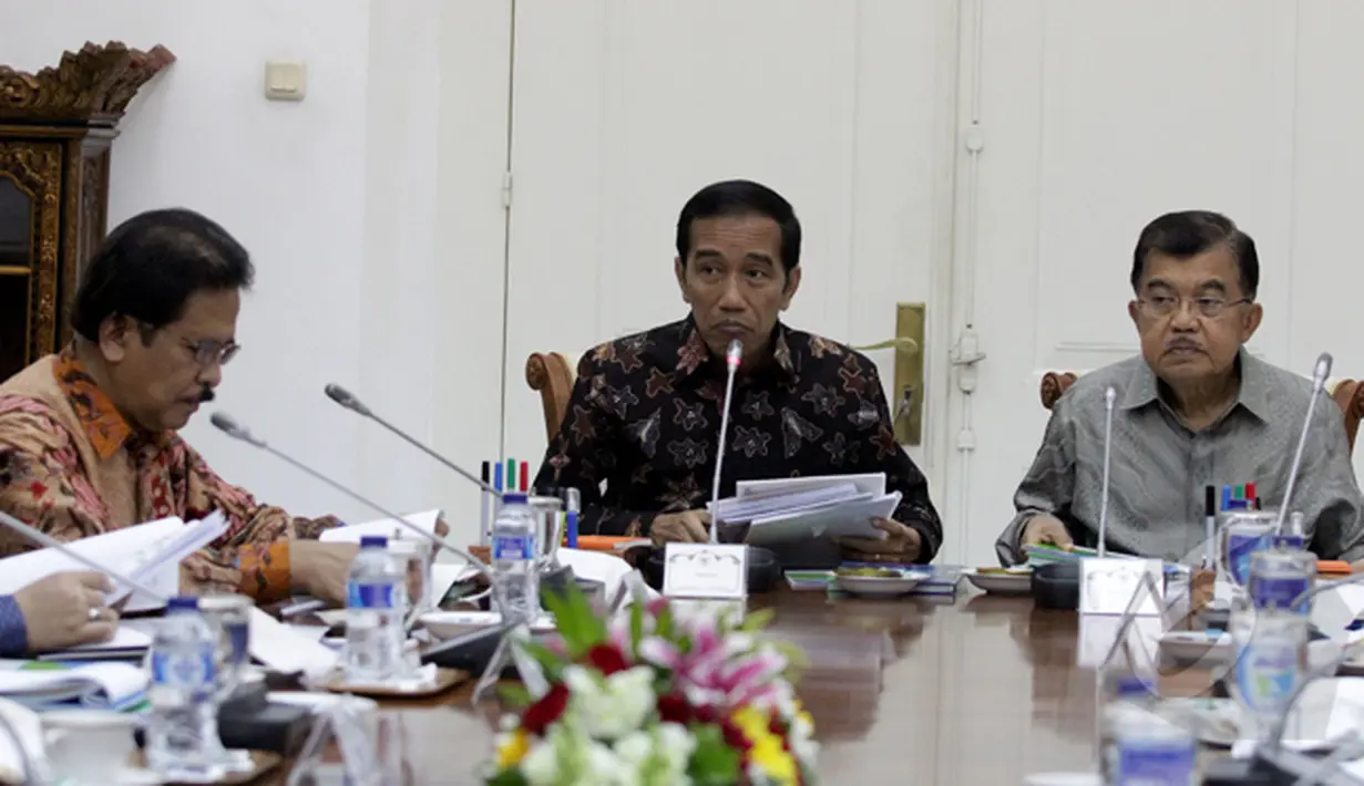 Ekspresi Presiden Joko Widodo dan Wakil Presiden Jusuf Kalla saat rapat bersama pimpinan BUMN di Istana Bogor, Jawa Barat, Senin (16/2/2015). Rapat tersebut membahas pengelolaan dana perusahaan(Liputan6.com/Faizal Fanani)