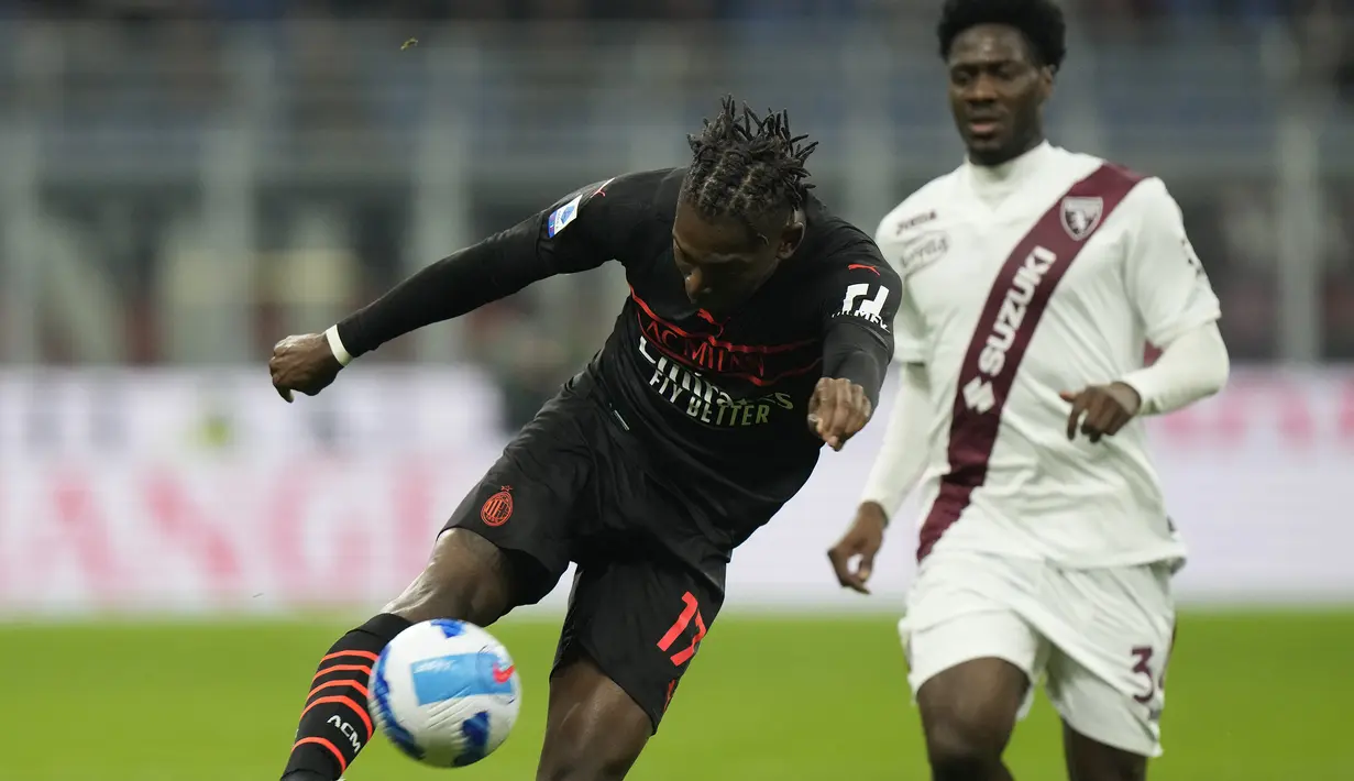 Pada menit ke-29 AC Milan punya kesempatan menambah gol melalui Rafael Leao. Namun tembakannya dari luar kotak penalti masih dapat dibendung kiper Torino, Vanja Milinkovic-Savic. (AP/Luca Bruno)