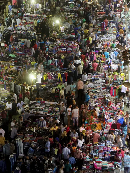 Suasana saat sejumlah warga berbelanja di Al Ataba, pasar yang populer di pusat kota Kairo, Mesir, Rabu (15/7/2015). Muslim di seluruh dunia sedang mempersiapkan untuk menyambut datangnya Hari Raya Idul Fitri. (REUTERS/Mohamed Abd El Ghany)