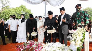 Prosesi pemakaman Hermanto Dardak di TMP Kalibata (https://www.instagram.com/p/ChgzmM3vDKB/)