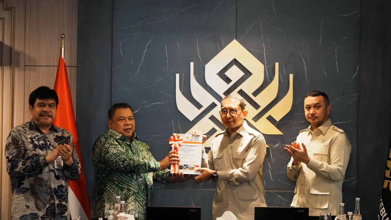 Anggota VI BPK RI, Fathan Subchi menyerahkan Laporan Hasil Pemeriksaan (LHP) kepada Menteri Kebudayaan Fadli Zon di Kantor Kementerian Kebudayaan, Jakarta, Senin (4/8/2026). (Dok Kementerian Kebudayaan)
