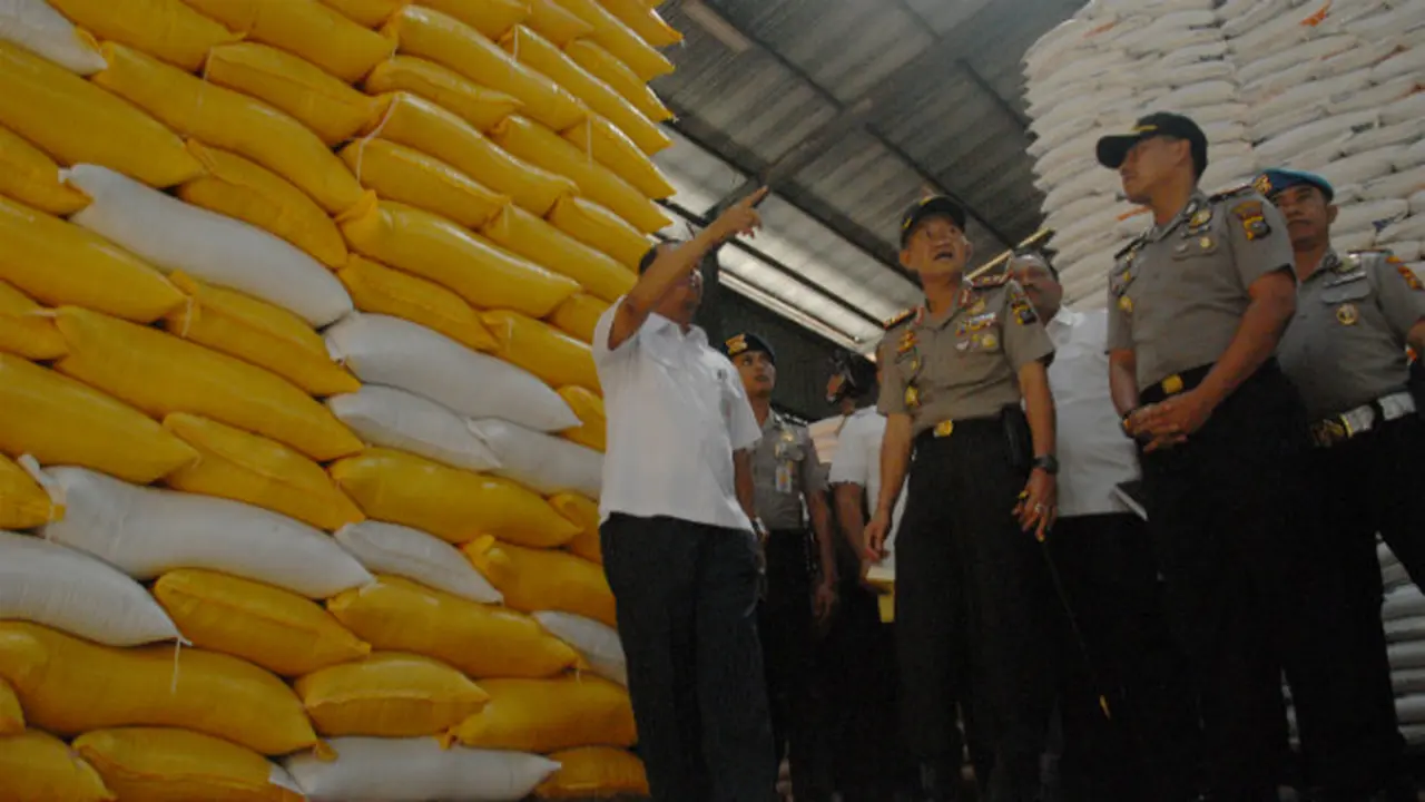 Beras Tak Layak di Gudang Bulog Pekanbaru