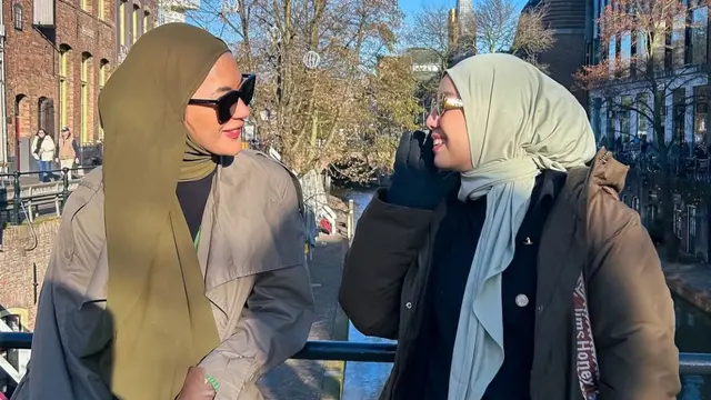 Tya Ariestya dan Paula Verhoeven saat Liburan (credit: https://www.instagram.com/tya_ariestya/).