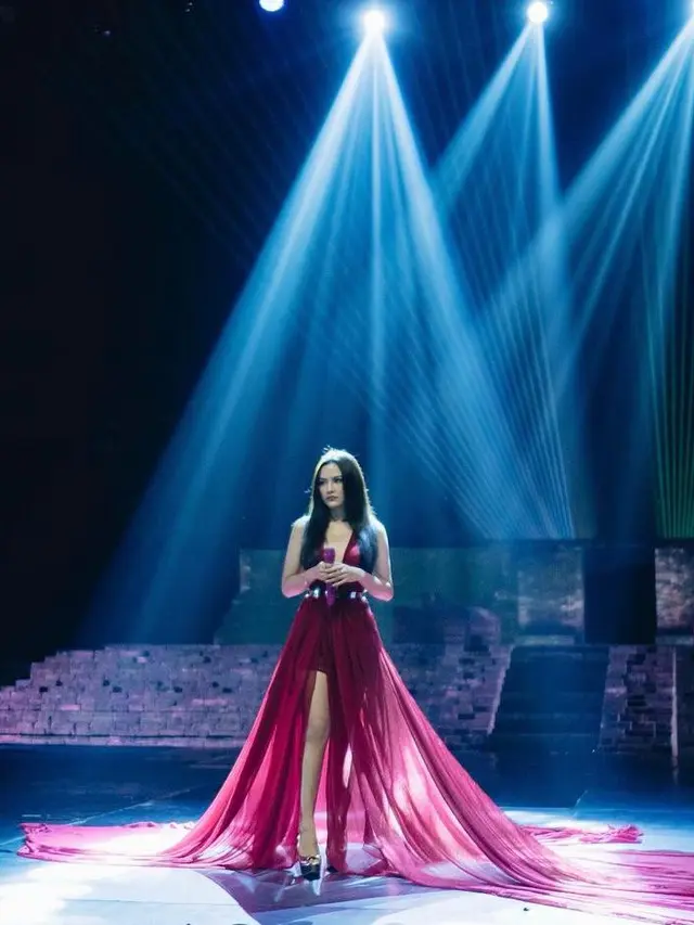 10 Potret Gaya Mahalini yang Selalu Totalitas saat Manggung dengan Busana Formal-Kasual