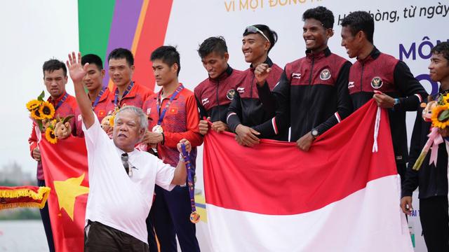 Atlet-atlet rowing Indonesia berfoto bersama usai merebut medali emas di SEA Games 2021 Hanoi (Tim CDC NOC Indonesia/Tim CdM)
