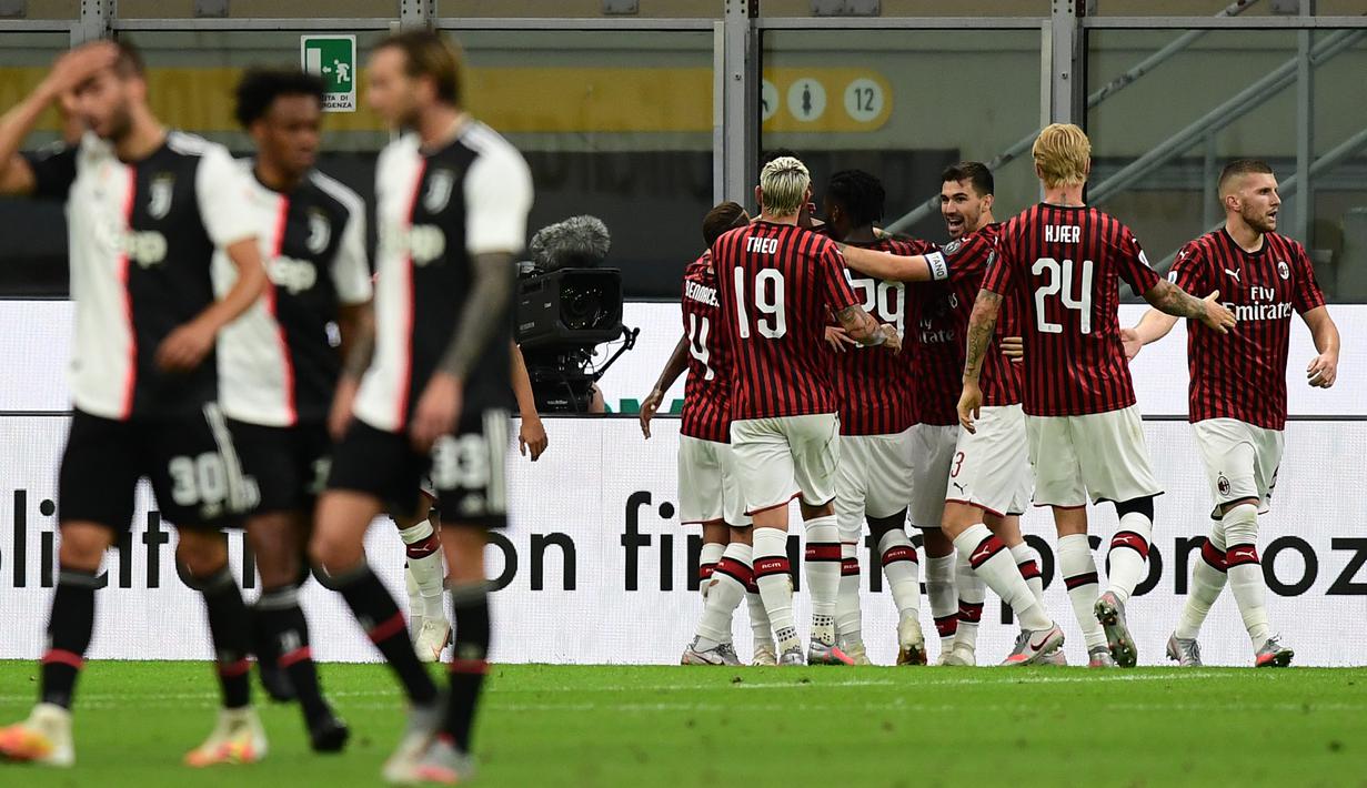 Pemain AC Milan merayakan gol yang dicetak Rafael Leao ke gawang Juventus pada laga lanjutan Serie A pekan ke-31 di Stadion San Siro, Rabu (8/7/2020) dini hari WIB. AC Milan menang 4-2 atas Juventus. (AFP/Miguel Medina)
