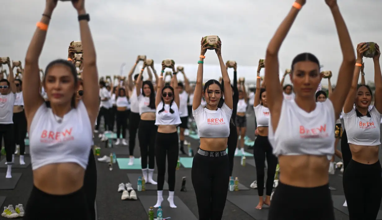 Meskipun ada beberapa pria yang tersebar di antara kerumunan, namun yoga ini didominasi oleh para perempuan. (MANAN VATSYAYANA / AFP)