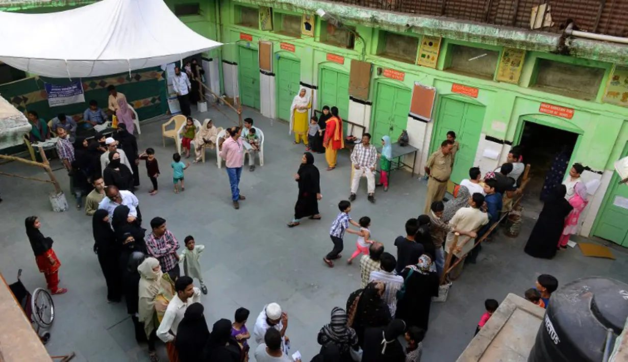 Kamis (10/4/2014), para pemilih di India terlihat antri untuk memberikan suara mereka di TPS-TPS yang ada di New Delhi, India. (AFP PHOTO/CHANDAN KHANNA)