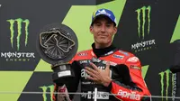 Aleix Espargaro saat finis ketiga balapan MotoGP Inggris 2021. (Adrian DENNIS / AFP)