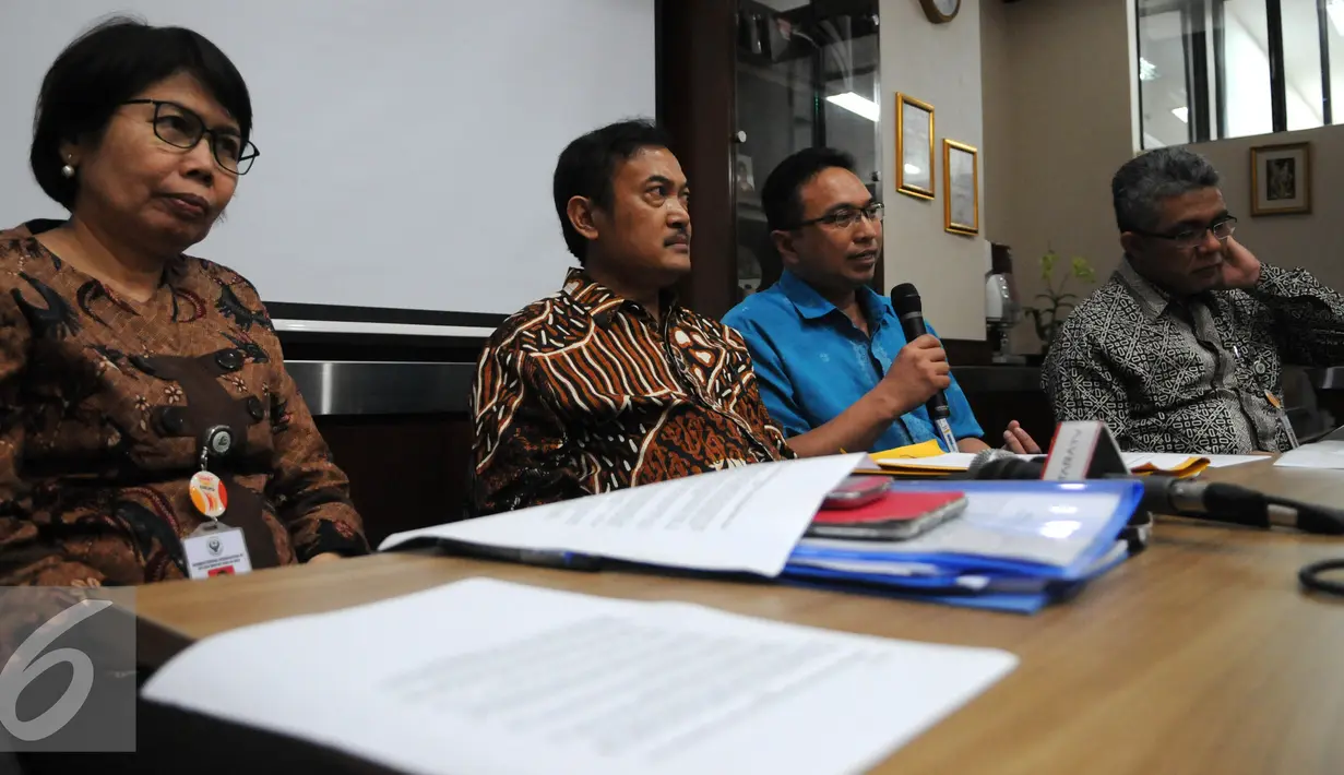 Satgas penanggulangan vaksin palsu menggelar konferensi pers di kantor Kemenkes RI, Selasa (12/7). Vaksinasi ulang akan dimulai dari satu klinik yang berada di Ciracas Jakarta Timur pada pekan depan. (Liputan6.com/Helmi Afandi)