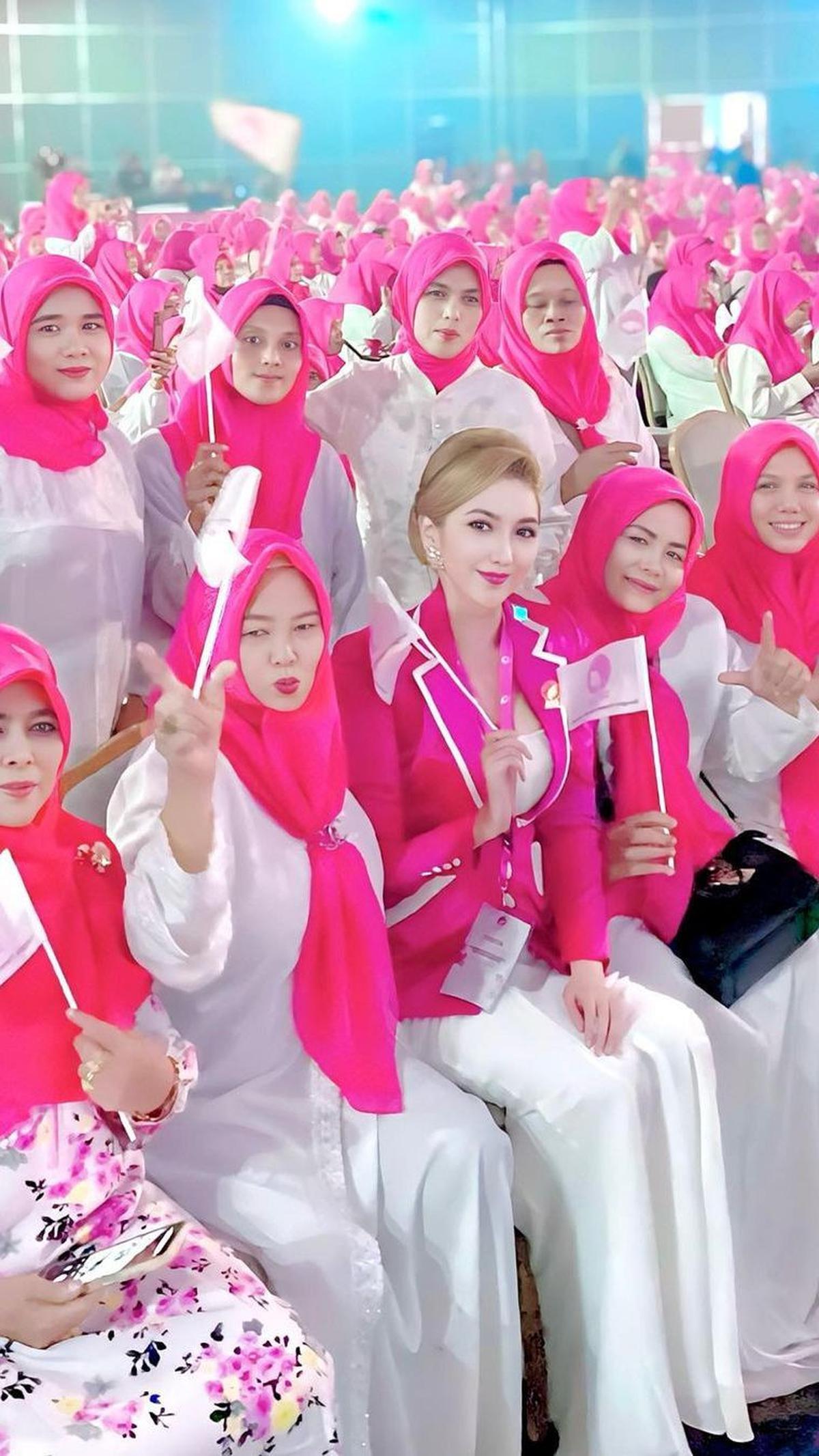 Heni Tania Joget Bareng Emak-emak Pelaku UMKM<br>