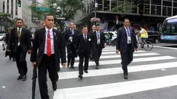 Wapres Jusuf Kalla didampangi para staf berjalan menuju markas PBB di New York, AS, Senin (18/09). Jusuf Kalla akan melontarkan isu rencana pencalonan Indonesia sebagai anggota tidak tetap Dewan Keamanan PBB. (Liputan6.com/Tim Media Wapres)